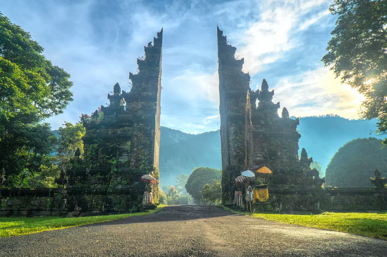 Can unmarried couples travel to Bali?