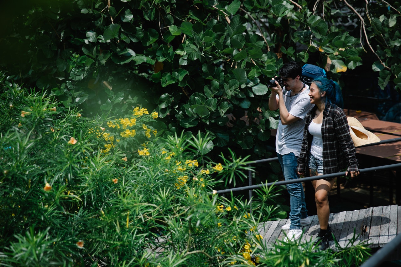 How to take couple photos while traveling