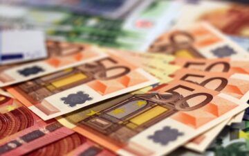 Can you pay with Euros in Warsaw?