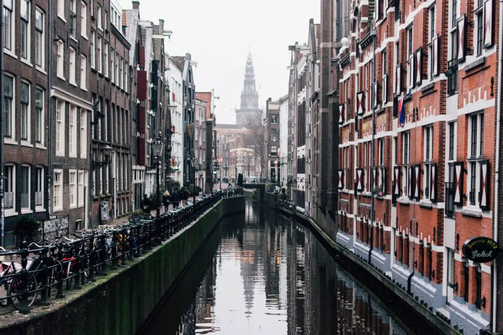 Ever wonder why Amsterdam buildings are narrow? Combadi World